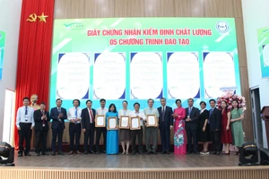 5 chương trình đào tạo của Trường Đại học Sư phạm Kỹ thuật - Đại học Đà Nẵng được trao chứng nhận đạt chuẩn chất lượng.