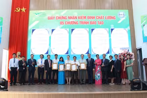 5 chương trình đào tạo của Trường Đại học Sư phạm Kỹ thuật - Đại học Đà Nẵng được trao chứng nhận đạt chuẩn chất lượng.
