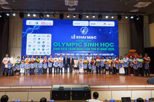 Ban tổ chức trao cờ lưu niệm cho đại diện các đơn vị dự thi. 