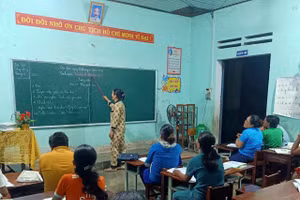 Giờ tập đọc ở lớp xóa mù chữ tại điểm trường thôn Hoa, Trường Tiểu học Zơ Nông, xã Thạnh Mỹ, TP Đà Nẵng. Ảnh: NVCC