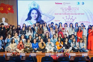 Sinh viên Trường Đại học Ngoại ngữ, Đại học Đà Nẵng chụp ảnh lưu niệm cùng với Hoa hậu Thanh Thủy và ban tổ chức. 