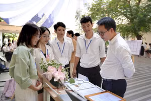 Một đội dự thi Startup Runway 2025 ở vòng trưng bày đang giới thiệu dự án.