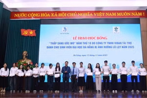 Đại diện Đại học Đà Nẵng và Công ty Vidan trao học bổng cho sinh viên bị ảnh hưởng lũ lụt năm 2025. 