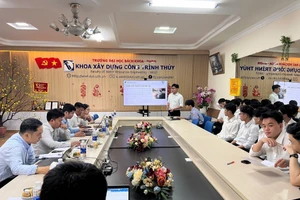Sinh viên Khoa Xây dựng công trình thủy, Trường Đại học Bách khoa, Đại học Đà Nẵng bảo vệ đề tài nghiên cứu khoa học.