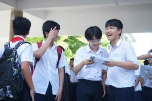 Thí sinh hội đồng coi thi Trường THPT Phan Châu Trinh hài lòng về bài thi môn Anh văn.