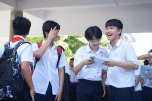 Thí sinh hội đồng coi thi Trường THPT Phan Châu Trinh hài lòng về bài thi môn Anh văn. 