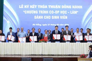 Lãnh đạo Đại học Đà Nẵng ký kết hợp tác Chương trình Co-op Học - làm dành cho sinh viên với các doanh nghiệp.