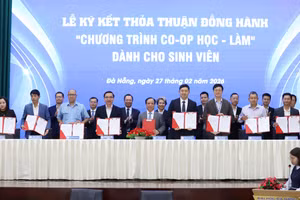 Lãnh đạo Đại học Đà Nẵng ký kết hợp tác Chương trình Co-op Học - làm dành cho sinh viên với các doanh nghiệp.