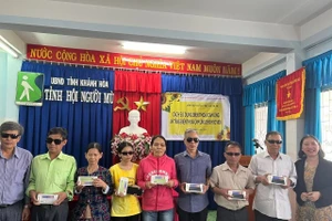 Hội người mù Khánh Hòa cùng các đơn vị tài trợ trao tặng điện thoại cảm ứng cho hội viên. Ảnh: NVCC. 