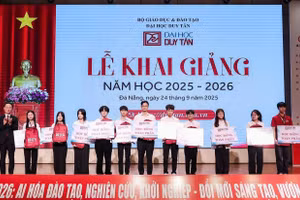 Đại diện Ban giám đốc Đại học Duy Tân trao học bổng cho tân sinh viên. 