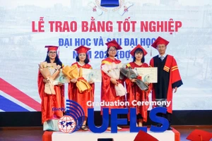 PGS.TS Trần Hữu Phúc, Hiệu trưởng Trường Đại học Ngoại ngữ, Đại học Đà Nẵng trao bằng tốt nghiệp cho 4 tân tiến sĩ. 