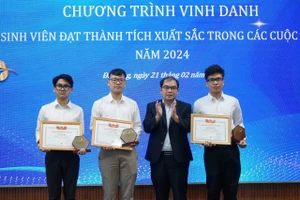 Hiệu trưởng Trường Đại học Bách khoa, Đại học Đà Nẵng trao thưởng cho nhóm SV đạt giải tại các kỳ thi quốc tế. 