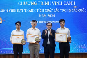 Hiệu trưởng Trường Đại học Bách khoa, Đại học Đà Nẵng trao thưởng cho nhóm SV đạt giải tại các kỳ thi quốc tế. 