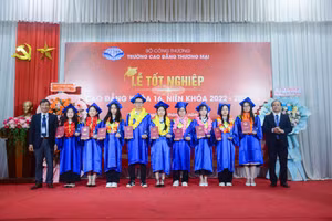 Ban giám hiệu Trường Cao đẳng Thương mại Đà Nẵng trao bằng và kỷ niệm chương cho sinh viên thủ khoa các ngành. 