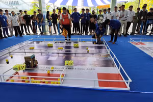 Các đội trình diễn robot tại vòng chung kết cuộc thi Sáng tạo Robotics TP Đà Nẵng. 