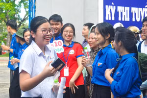 Thí sinh dự thi vào lớp 10 THPT tại điểm thi Trường THPT Hoàng Hoa Thám (Đà Nẵng).