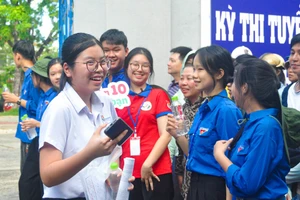Thí sinh dự thi vào lớp 10 THPT công lập năm 2024 - 2025 tại điểm thi Trường THPT Hoàng Hoa Thám (Đà Nẵng).