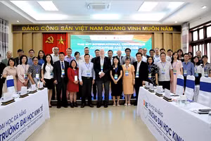 Các đại biểu chụp ảnh lưu niệm phiên khai mạc Hội thảo quốc tế về Kế toán và Tài chính - COAF2025.