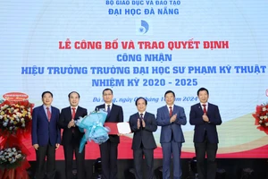 Lãnh đạo Đại học Đà Nẵng tặng hoa chúc mừng tân Hiệu trưởng Trường ĐH Sư phạm Kỹ thuật. Ảnh: Thanh Nhã. 