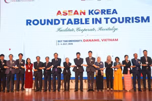 Các đại biểu chụp ảnh lưu niệm tại lễ khai mạc Hội nghị bàn tròn Du lịch ASEAN-Hàn Quốc (AK-RT)
