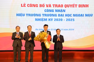 Lãnh đạo Đại học Đà Nẵng trao Quyết định bổ nhiệm Hiệu trưởng Trường Đại học Ngoại ngữ, Đại học Đà Nẵng cho PGS.TS Nguyễn Văn Long. 