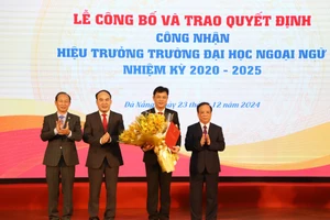 Lãnh đạo Đại học Đà Nẵng trao Quyết định bổ nhiệm Hiệu trưởng Trường Đại học Ngoại ngữ, Đại học Đà Nẵng cho PGS.TS Nguyễn Văn Long. 