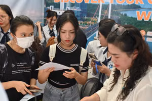 Sinh viên, người lao động tìm kiếm thông tin tuyển dụng tại các gian hàng Ngày hội việc làm Trường Đại học Kinh tế, Đại học Đà Nẵng. 