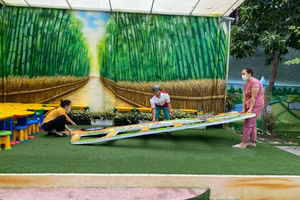 Trường Mầm non Ngọc Lan (phường Hải Châu, TP Đà Nẵng) thu dọn các vật trang trí ngoài trời để phòng chống bão. 