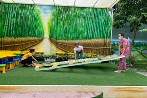 Trường Mầm non Ngọc Lan (phường Hải Châu, TP Đà Nẵng) thu dọn các vật trang trí ngoài trời để phòng chống bão. 
