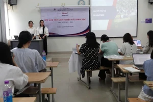 Sinh viên trình bày đề tài nghiên cứu khoa học tại các tiểu ban.