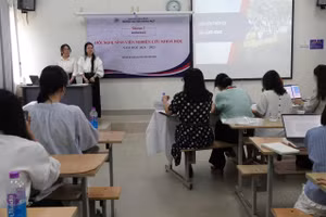 Sinh viên trình bày đề tài nghiên cứu khoa học tại các tiểu ban. 