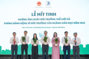 Đại diện Đại học Đà Nẵng và Trường Đại học Sư phạm tặng cây lưu niệm cho các đại biểu tham dự Lễ mít tinh. Ảnh: Bích Thủy.