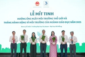 Đại diện Đại học Đà Nẵng và Trường Đại học Sư phạm tặng cây lưu niệm cho các đại biểu tham dự Lễ mít tinh. Ảnh: Bích Thủy.