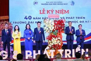 Đại diện lãnh đạo TP Đà Nẵng tặng hoa chúc mừng tập thể Trường Đại học Ngoại ngữ, Đại học Đà Nẵng.