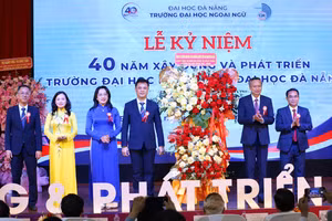 Đại diện lãnh đạo TP Đà Nẵng tặng hoa chúc mừng tập thể Trường Đại học Ngoại ngữ, Đại học Đà Nẵng.