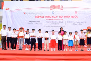 Ban tổ chức trao giải thưởng cho học sinh dự thi. 