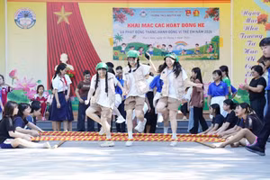 Học sinh Trường THCS Nguyễn Huệ sinh hoạt hè tại trường. 