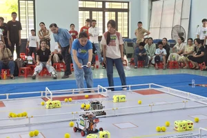 Trường Đại học Sư phạm Kỹ thuật, Đại học Đà Nẵng tổ chức hoạt động trải nghiệm STEM tại các trường THPT thuộc xã Bình Sơn, tỉnh Quảng Ngãi.