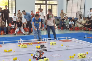 Trường Đại học Sư phạm Kỹ thuật, Đại học Đà Nẵng tổ chức hoạt động trải nghiệm STEM tại các trường THPT thuộc xã Bình Sơn, tỉnh Quảng Ngãi.