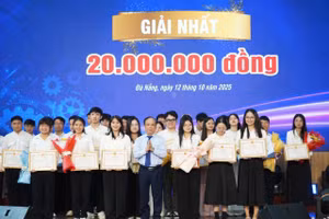 PGS.TS Nguyễn Ngọc Vũ, GIám đốc Đại học Đà Nẵng trao giải cho 2 nhóm tác giả đạt giải Nhất.