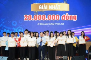 PGS.TS Nguyễn Ngọc Vũ, GIám đốc Đại học Đà Nẵng trao giải cho 2 nhóm tác giả đạt giải Nhất.