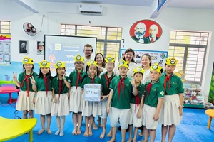 CLB tiếng Anh của Trường Tiểu học Lê Đình Chinh (phường Hòa Cường, TP Đà Nẵng) sinh hoạt chuyên đề Các ngày lễ của Việt Nam với sinh viên thực tập đến từ Vương quốc Bỉ .
