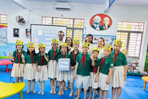 CLB tiếng Anh của Trường Tiểu học Lê Đình Chinh (phường Hòa Cường, TP Đà Nẵng) sinh hoạt chuyên đề Các ngày lễ của Việt Nam với sinh viên thực tập đến từ Vương quốc Bỉ . 