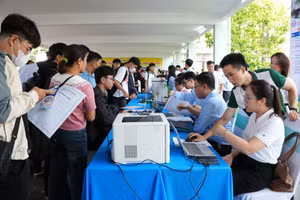 Thí sinh trúng tuyển vào Trường Đại học Sư phạm Kỹ thuật, Đại học Đà Nẵng làm thủ tục nhập học. 