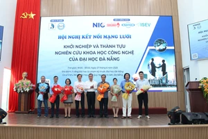 Ban tổ chức tặng hoa cho các diễn giả tham gia hội nghị.