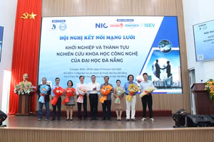 Ban tổ chức tặng hoa cho các diễn giả tham gia hội nghị. 