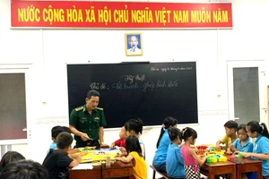 Lớp học tình thương do Trung tá Nguyễn Văn Tưởng đứng lớp tại nhà văn hóa tổ 19, phường Bắc Nha Trang. 