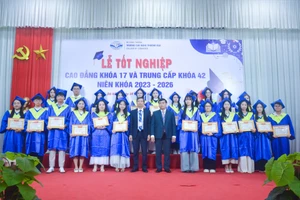 Khen thưởng cho học sinh - sinh viên giỏi tiêu biểu toàn khóa.