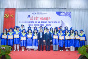 Khen thưởng cho học sinh - sinh viên giỏi tiêu biểu toàn khóa.