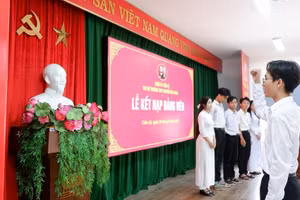 Lễ kết nạp Đảng viên là học sinh của Chi bộ Trường THPT Nguyễn Văn Thoại (Đà Nẵng).